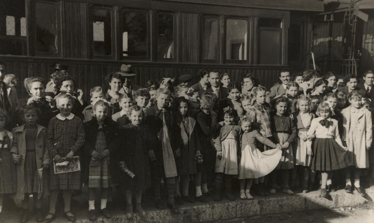 Ultima-instantanea-de-los-ninos-tomada-en-la-estacion-de-tren-antes-de-su-partida-en-febrero-de-1950