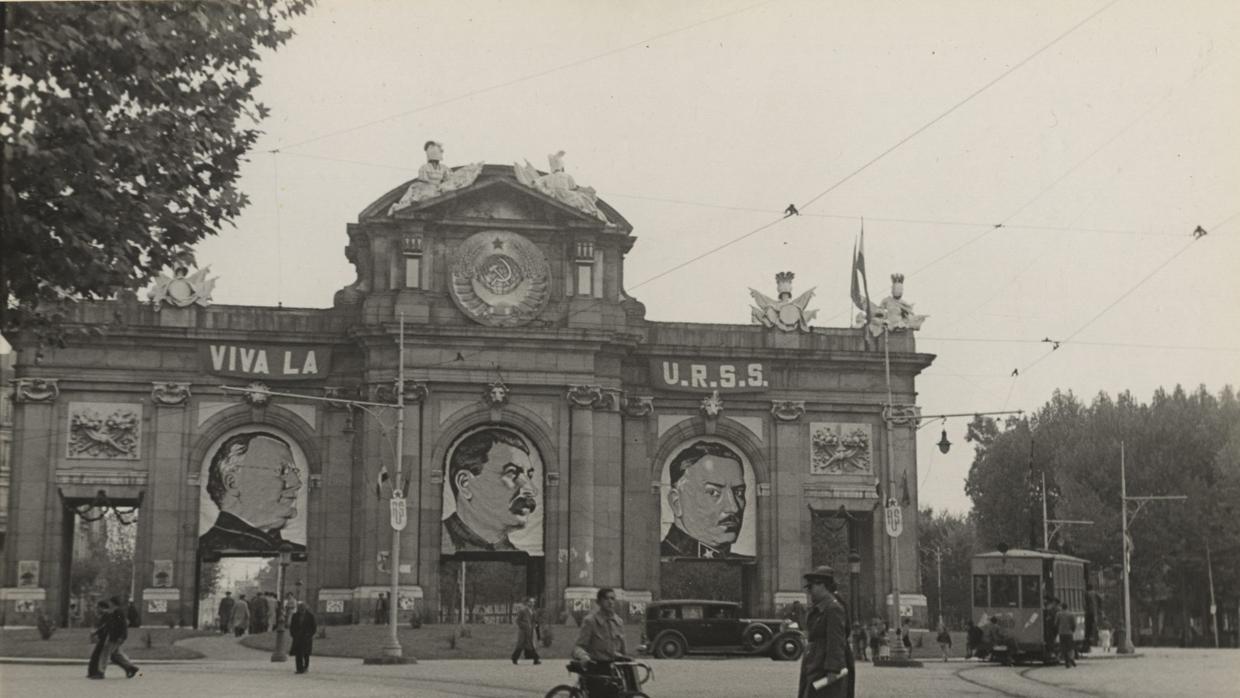 Puerta_de_Alcala.Stalin