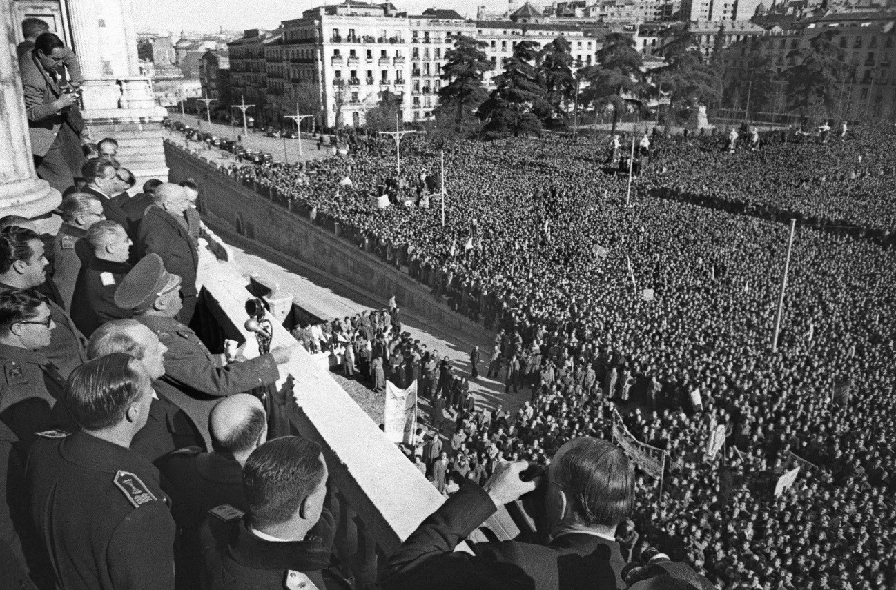 1946._Multitudinaria_manifestacion_del_pueblo_Espanol_en_la_Plaza_de_Oriente_de_Madrid.