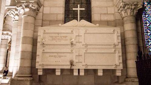 El País: El Gobierno recurre al Vaticano para no enterrar a Franco en La Almudena
