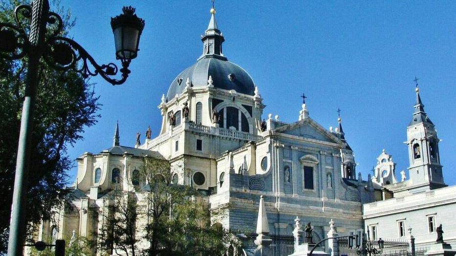 Y dale con la Almudena. Por Juan Chicharro