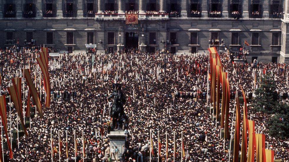 España comienza a despertar, mirando al futuro. Por Juan Chicharro Ortega. Gral de División de Infantería de Marina(R)