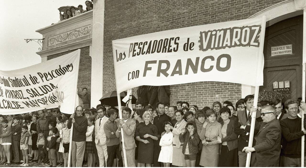 Trabajadores saludan a Franco en su visita a Galicia 1967