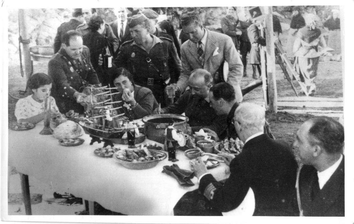 1939. Una tarde con el Generalísimo Franco en el pueblo marinero de Cayón (La Coruña).