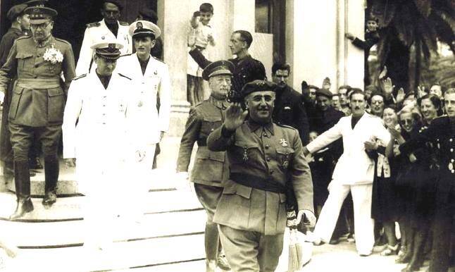 1942. Más de cien mil personas aclaman a Franco en La  Coruña, por Carlos Fernández Barallobre
