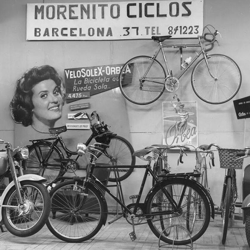 El Madrid de la posguerra, con vehículos a gas, coches eléctricos y bicicletas, por Sara Izquierdo