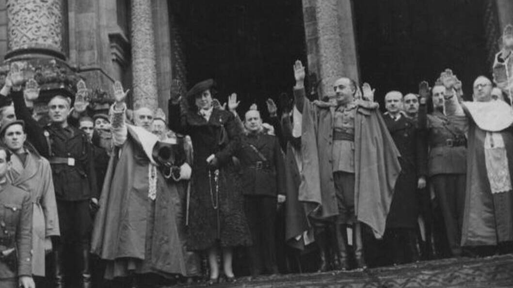 1938. El Generalísimo Franco gana el Jubileo en Santiago de Compostela, en plena guerra de Liberación Española.