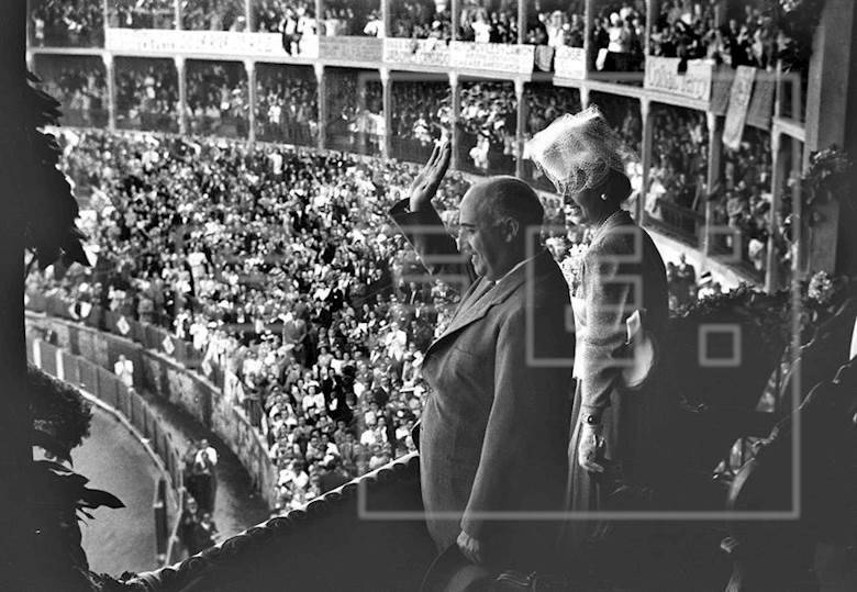 1945. El Caudillo de España, Francisco Franco, preside en La Coruña el concurso Hípico y una corrida de Toros.