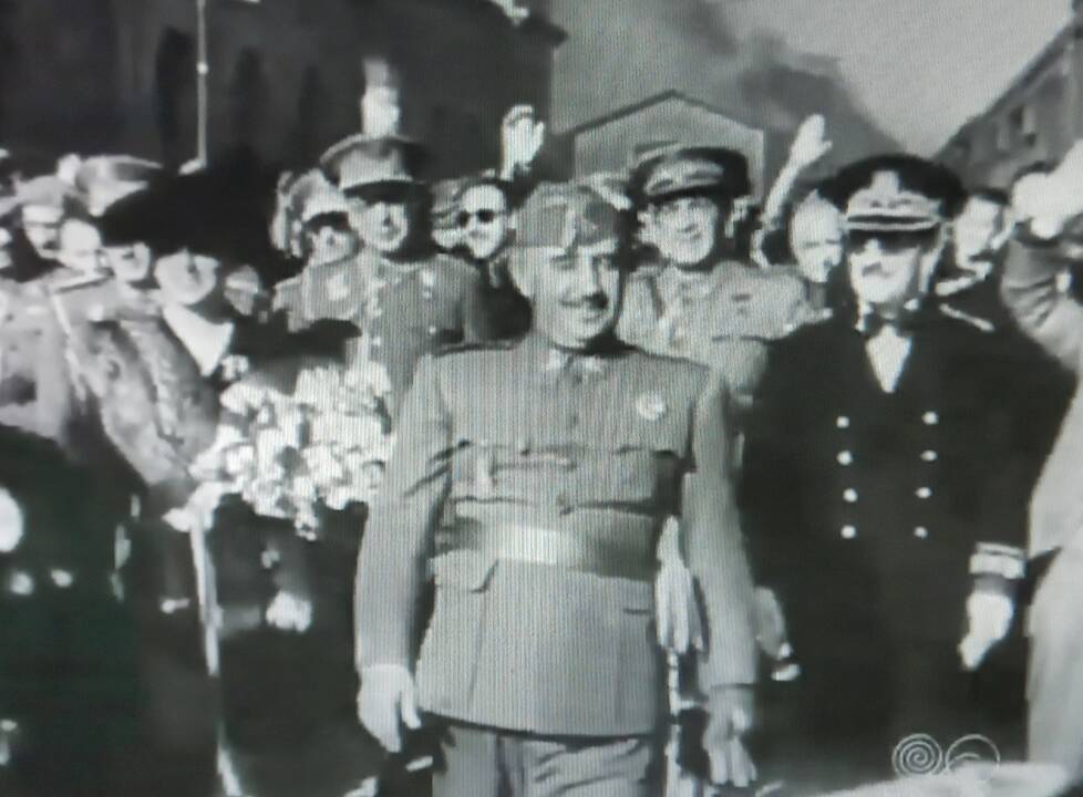 1943. El Generalísimo Franco inaugura el ferrocarril Santiago-La Coruña, por Carlos Fernández Barallobre