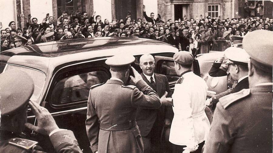 1945. El Jefe del Estado, asiste en Padrón al Día de Galicia y es nombrado Hijo adoptivo y Alcalde honorario de la Villa