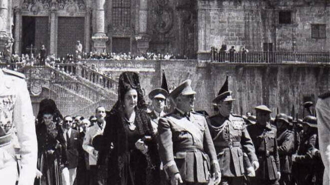 1948: Francisco Franco realiza por primera vez la invocación Nacional al Apóstol Santiago, por Carlos F. Barallobre