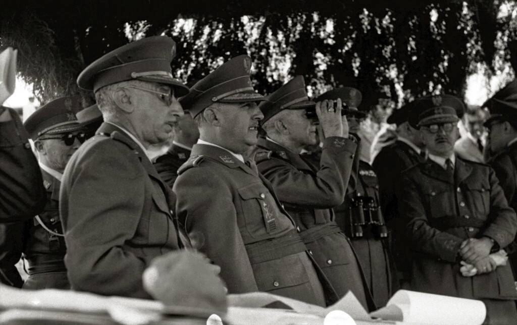 1956. El Caudillo Franco asiste a un ejercicio Militar en el campamento de Parga (Lugo), por Carlos F. Barallobre