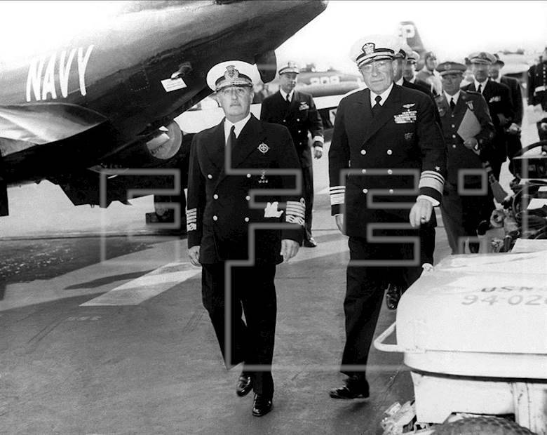 11-10-1954: Franco pisa EEUU en el “Coral Sea”