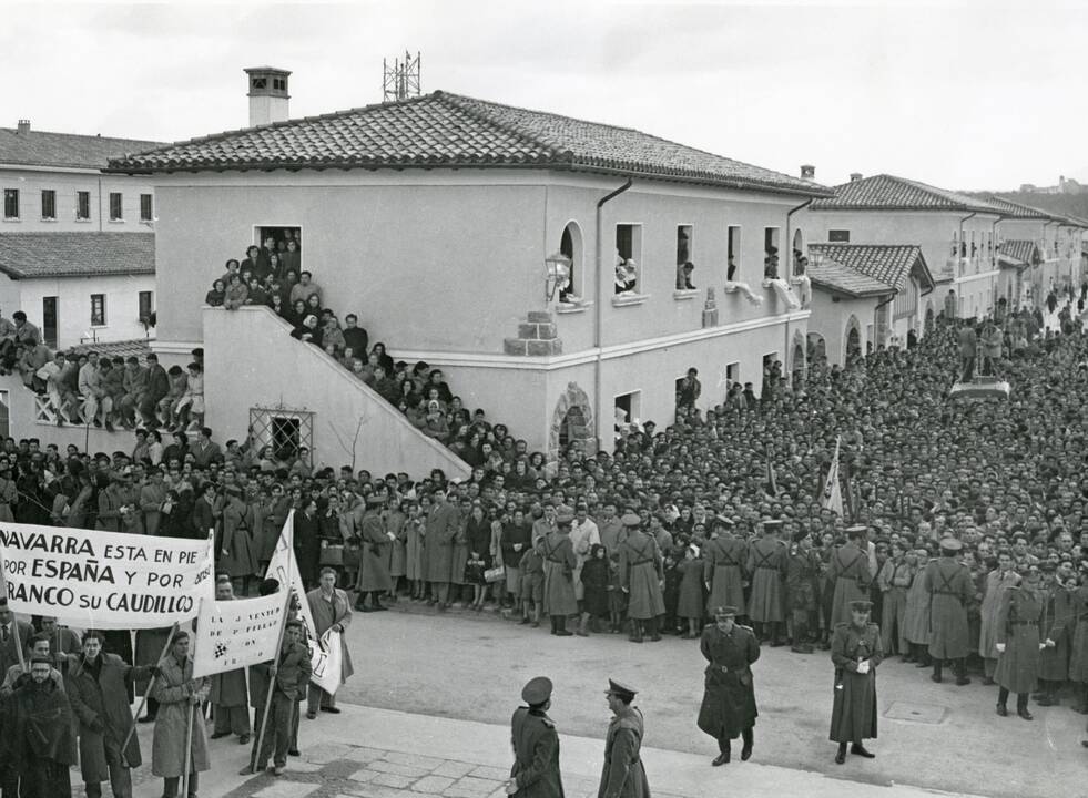 Pueblo recibiendo a Francisco Franco en Navarra