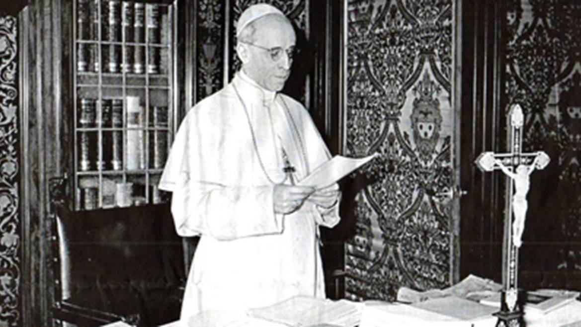Ceremonia de la imposición a Franco, del Gran Collar de la Orden Suprema de Cristo concedida por su santidad Pío XII