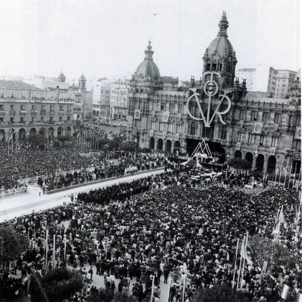 1960: Francisco Franco corona a La Patrona de La Coruña, la Virgen del Rosario, por Carlos F. Barallobre