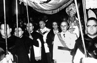 El Caudillo de España Francisco Franco realiza la invocación y ofrenda al Santo Patrón de España, Santiago,  con motivo