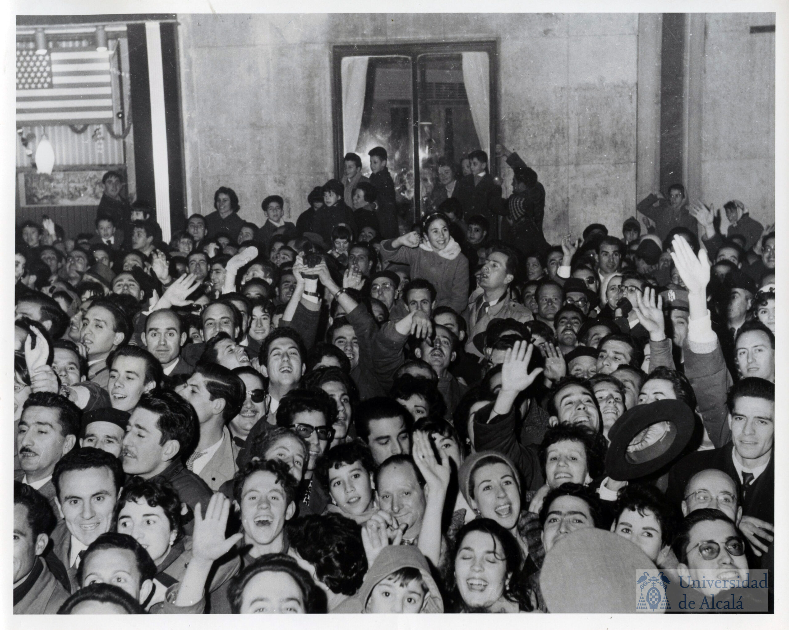 Los madrileños esperaron durante horas para ver pasar la caravana en la que viajaban Franco y Eisenhower