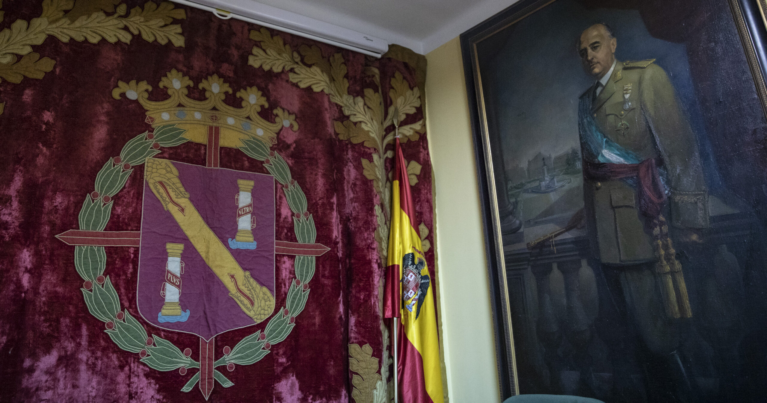 El tapiz que se descolgaba del balcón del Palacio Real en las concentraciones del la Plaza de Oriente 