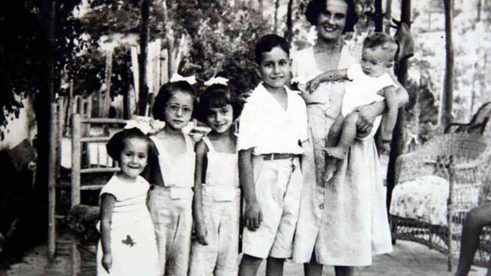 Carmen Laforet con sus cinco hijos de pequeños
