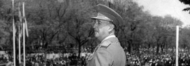 Francisco Franco en un desfile de la Victoria