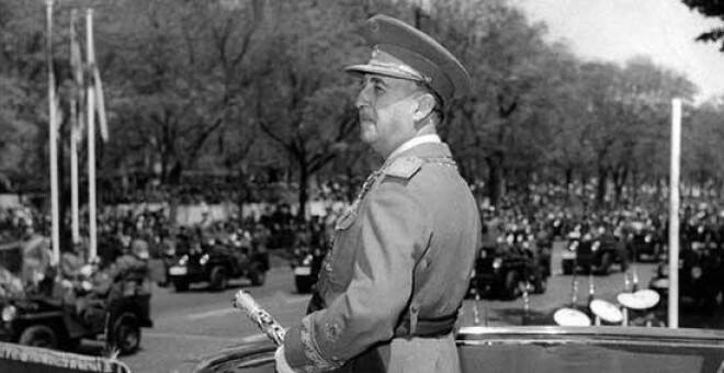 Francisco Franco en un desfile de la Victoria