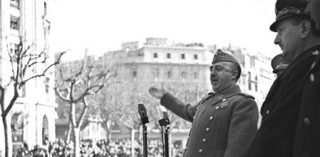 Francisco Franco dando un discurso