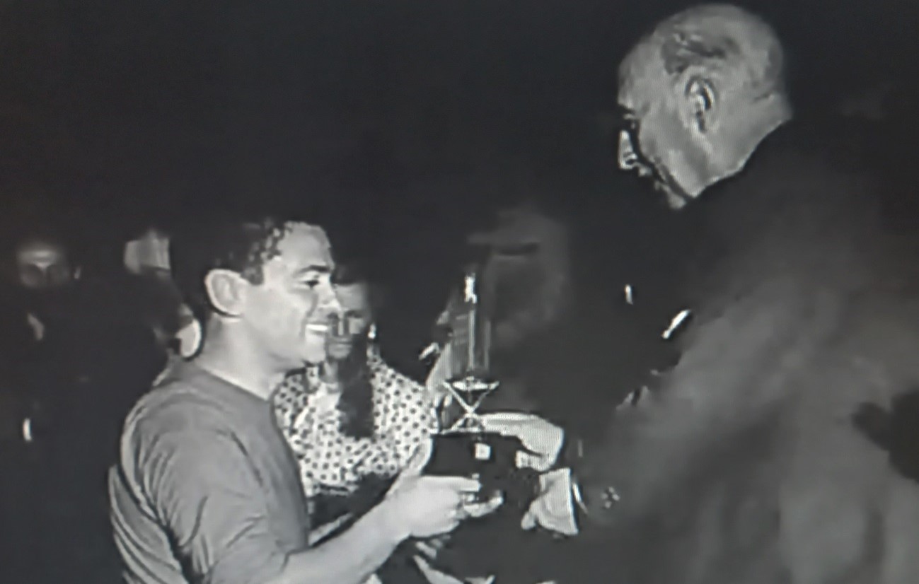 El Generalísimo Franco entrega al capitán de la selección española de hockey sobre Patines, Juan Sabaté, el trofeo de inauguración del palacio de deportes de La Coruña.